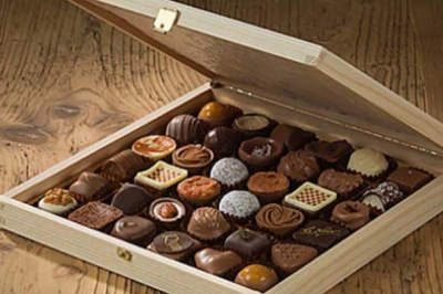 Wooden chocolate box with window lid (3)