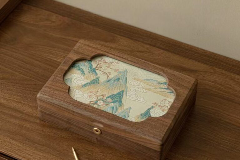 Elegant Custom Wooden Jewelry Box with Embroidery for Wedding Gift (1) Custom Embroidered Luxury Wooden Jewelry Box for Wedding Gift